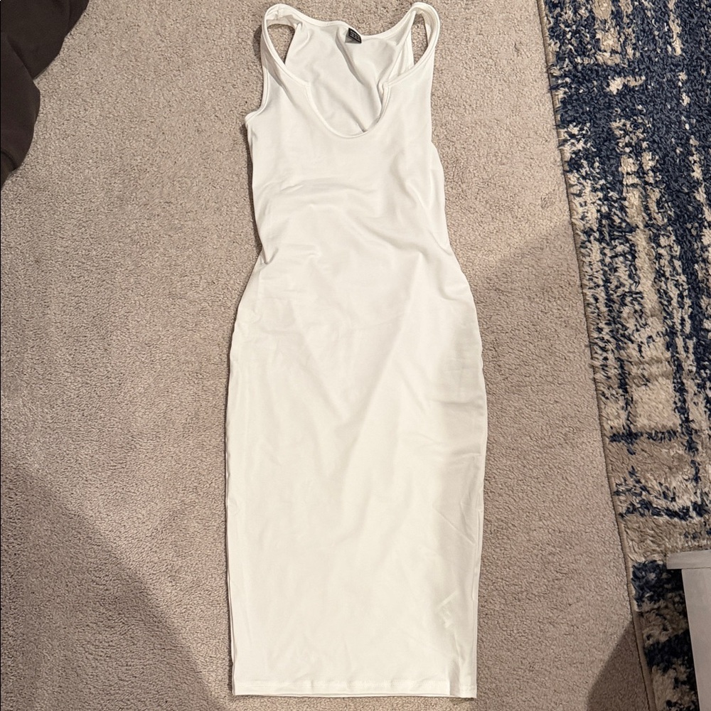 Elegant White Sleeveless Dress